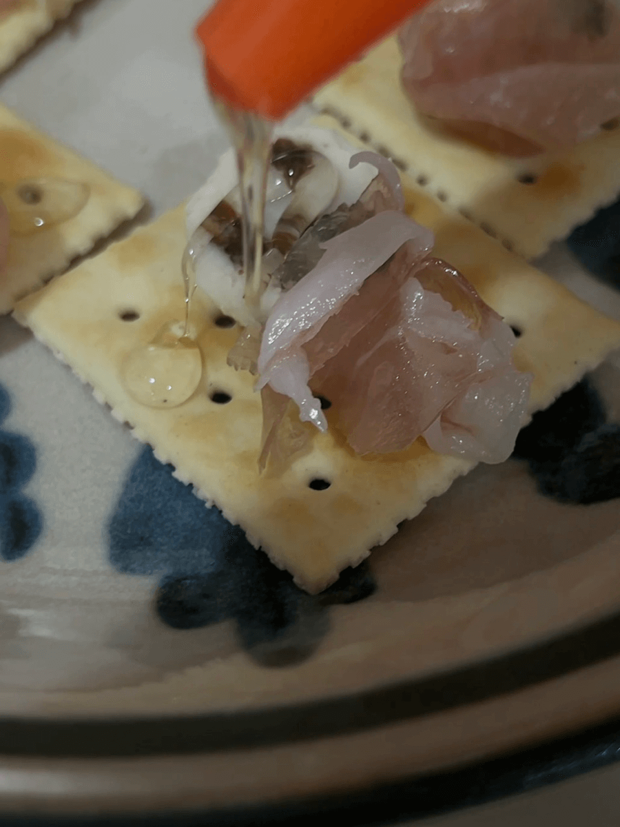 生ハムとレーズンバターのクラッカー